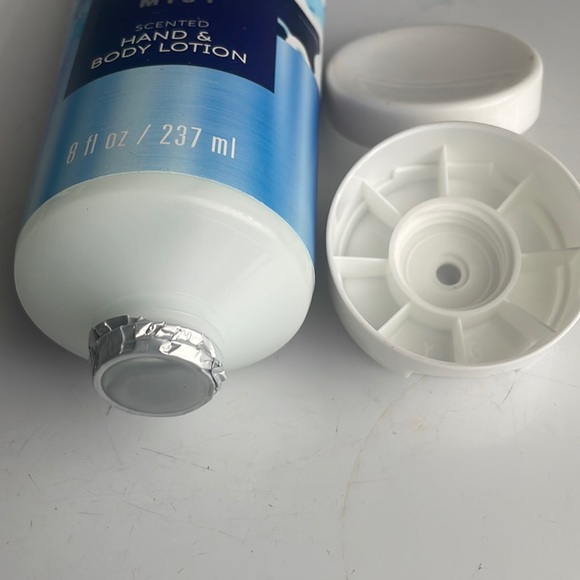 Simple pleasures ocean mist scented hand & body lotion - Picture 3 of 3